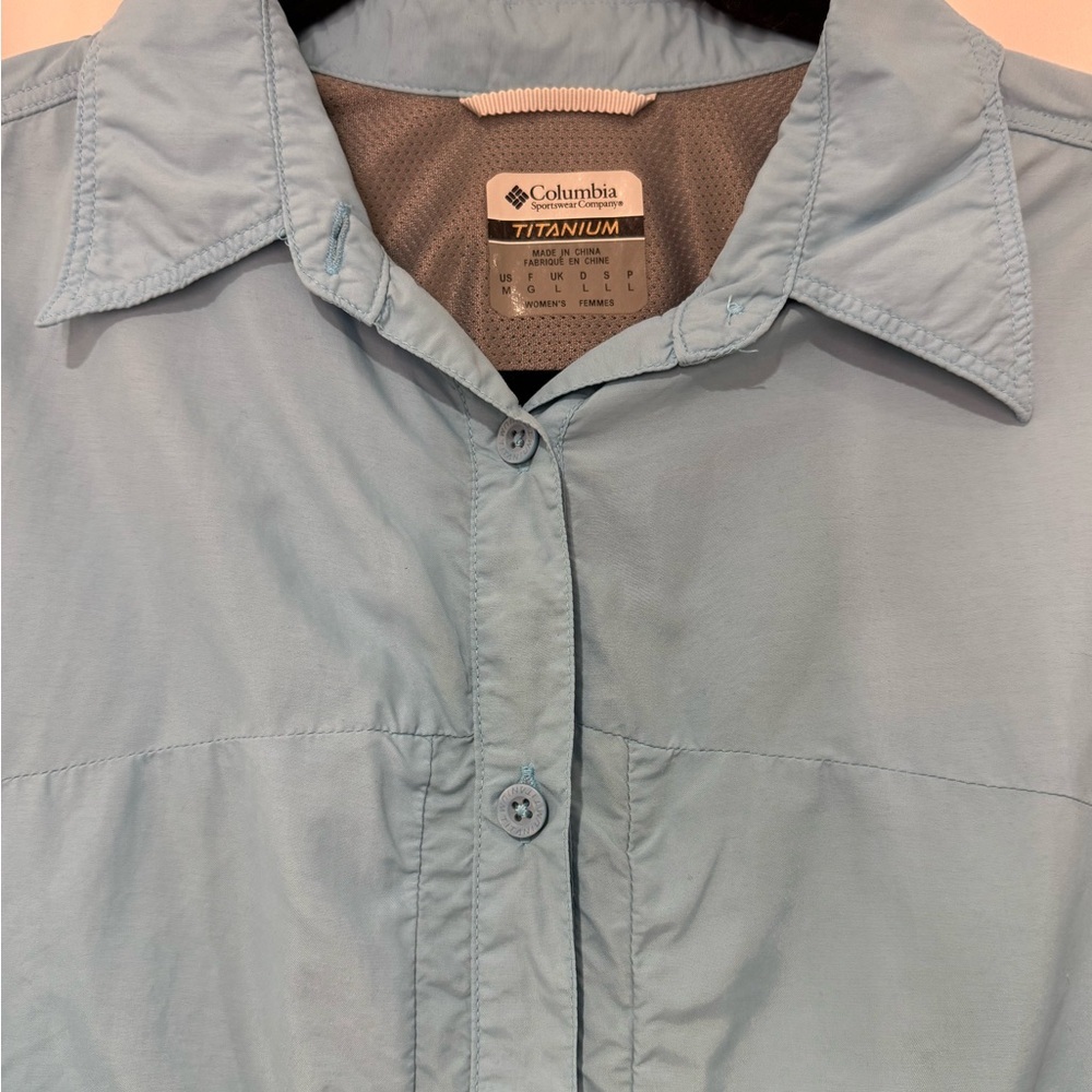 Columbia Titanium Women’s Blue Button Up Performance Shirt Medium Outdoor Hiking - Picture 5 of 10